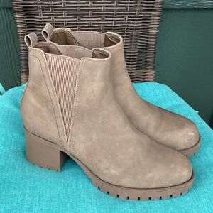 MIA slip on Chelsea Boots Booties ladies 9M chunky neutral tan